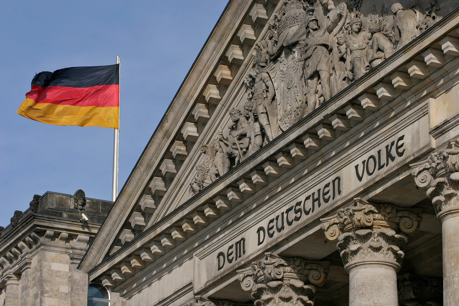 Inschrift „Dem deutschen Volke“ am Reichstag